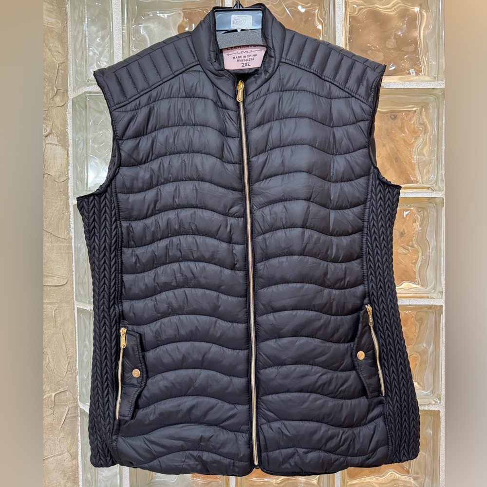 NWT Puffer vest with stretchy side panels. Zippered pockets with faux buttons